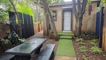 House, 2 Bedrooms, Smoking, Garden View | Outdoor dining