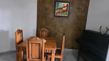 House, 2 Bedrooms, Smoking, Garden View | Dining room