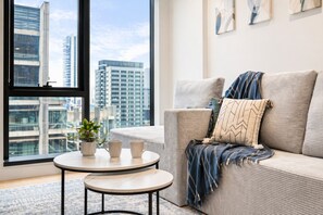 Fireplace, books - BNBIFY Stylish Melbourne CBD 2BR Apartment | Pool, Spa, Gym (Melbourne)