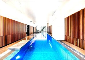 Indoor pool, a heated pool - BNBIFY Stylish Melbourne CBD 2BR Apartment | Pool, Spa, Gym (Melbourne)