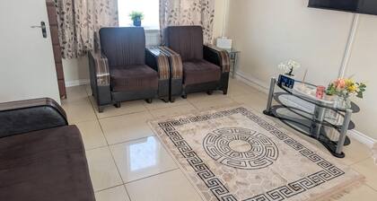 Spacious- 3 Bedroom House for 6 Adults