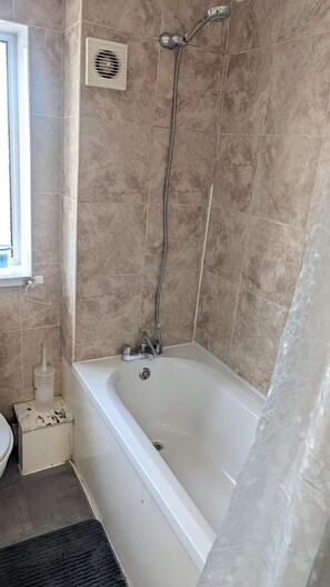 Shower, hair dryer, towels - Spacious- 3 Bedroom House for 6 Adults (Tilbury)