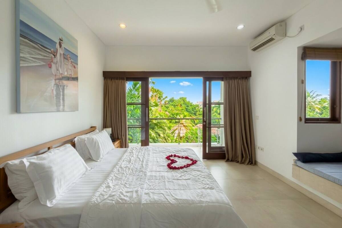 Kahden hengen huone, parveke, näköala uima-altaalle