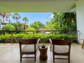 Kahden hengen deluxe-huone, näköala uima-altaalle | Terassi/patio