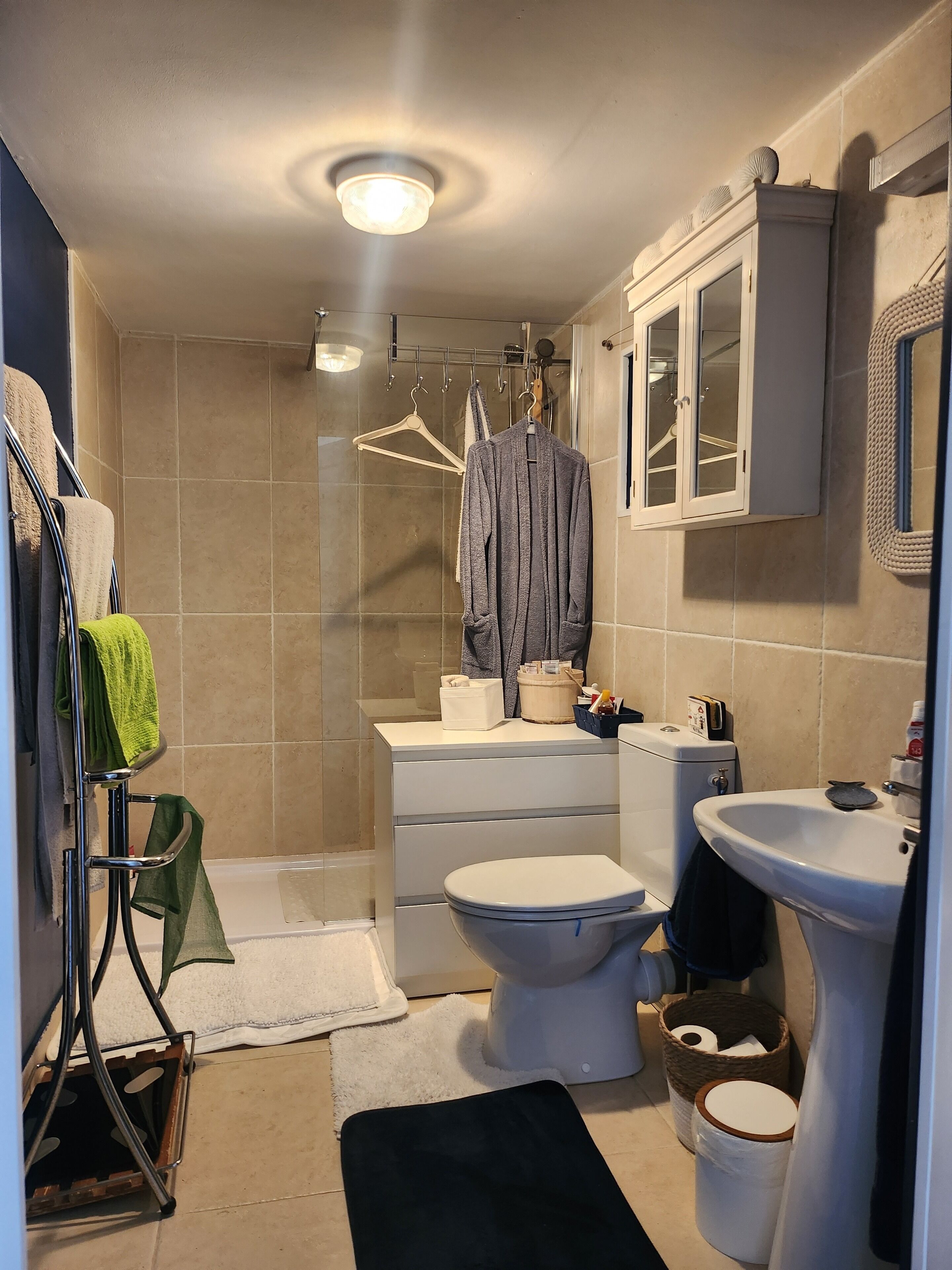 Douche, sèche-cheveux, serviettes fournies, savon