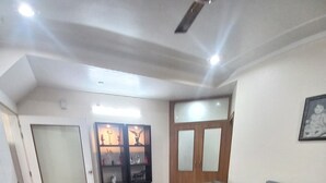Una sala de estar con un sofá, una mesa de centro y un aparador.