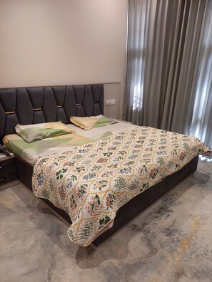 5 chambres, fer et planche à repasser, Wi-Fi, draps fournis