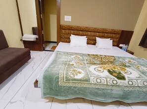 Deluxe Double Room | Desk, free WiFi, bed sheets - Hotel Shree Raghunandan Palace (Ujjain)