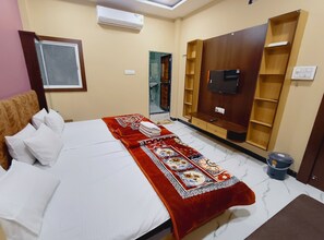 Deluxe Quadruple Room | Desk, free WiFi, bed sheets - Hotel Shree Raghunandan Palace (Ujjain)