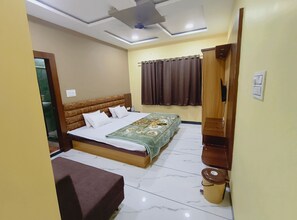 Deluxe Double Room | Desk, free WiFi, bed sheets - Hotel Shree Raghunandan Palace (Ujjain)