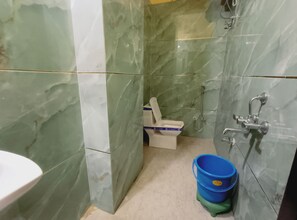 Deluxe Double Room | Bathroom - Hotel Shree Raghunandan Palace (Ujjain)