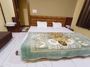 Deluxe Double Room | Desk, free WiFi, bed sheets - Hotel Shree Raghunandan Palace (Ujjain)