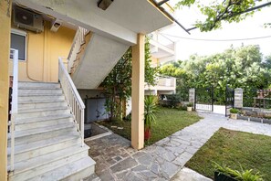 Property grounds - Erato Apartment 2 by RentalsPro - Nea Plagia (Plagia)