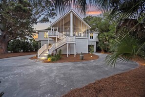 Exterior - OCEANSIDE Seabrook on Pompano Ct, 4BR, Screened Porch, Dogs OK, Direct Boardwalk Access! (Seabrook Island)