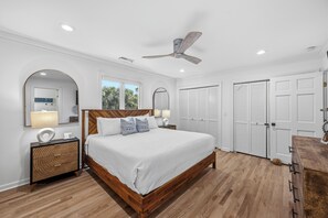 4 bedrooms, iron/ironing board, free WiFi, bed sheets - OCEANSIDE Seabrook on Pompano Ct, 4BR, Screened Porch, Dogs OK, Direct Boardwalk Access! (Seabrook Island)