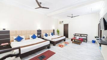 Classic Quadruple Room, Air conditioning | Hypo-allergenic bedding, desk, soundproofing, free WiFi