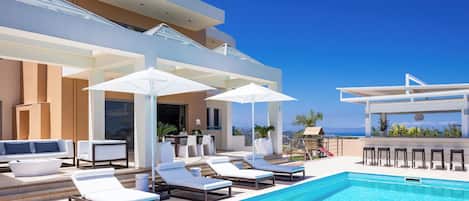 Seasonal outdoor pool, free cabanas, pool umbrellas