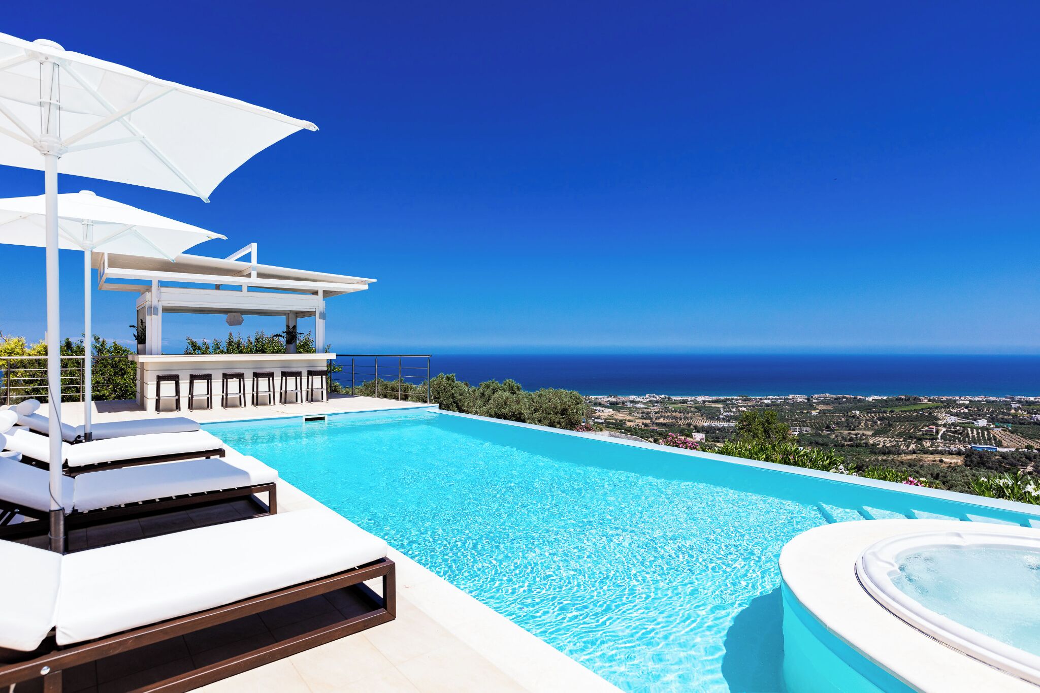 Seasonal outdoor pool, free pool cabanas, pool umbrellas