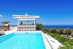 Seasonal outdoor pool, free pool cabanas, pool umbrellas - Villa Idylle Crete (Rethymno)