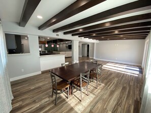 Dining - Spacious 3 bed, 3 full bath family coastal retreat (Corpus Christi)