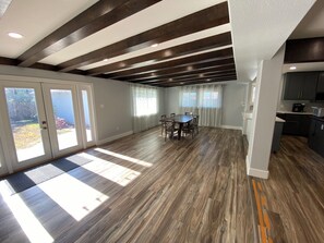 Dining - Spacious 3 bed, 3 full bath family coastal retreat (Corpus Christi)