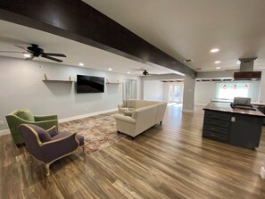 Living area - Spacious 3 bed, 3 full bath family coastal retreat (Corpus Christi)
