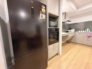 Fridge, microwave, oven, stovetop - Dudley Park Getaway with ensuite in each bedroom! (Dudley Park)