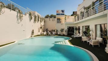 Una piscina al aire libre de temporada