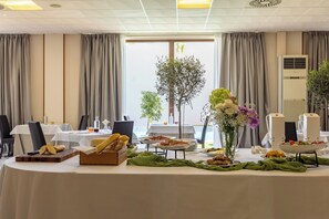 Daily buffet breakfast for a fee