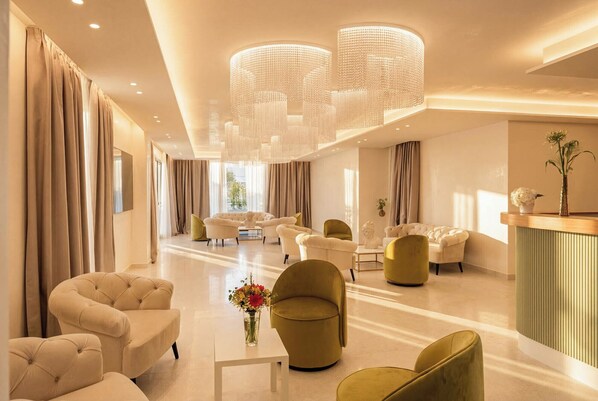 A spacious lobby with a modern chandelier, plush seating, and a reception desk. - ARBORIS BELLI HOTEL  (Alberobello)