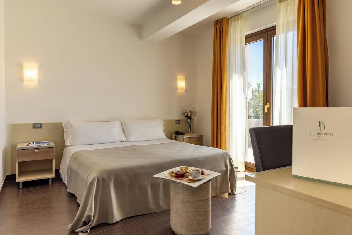 In-room safe, desk, free WiFi