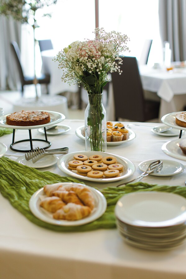 Tägliches Frühstücksbuffet gegen Gebühr