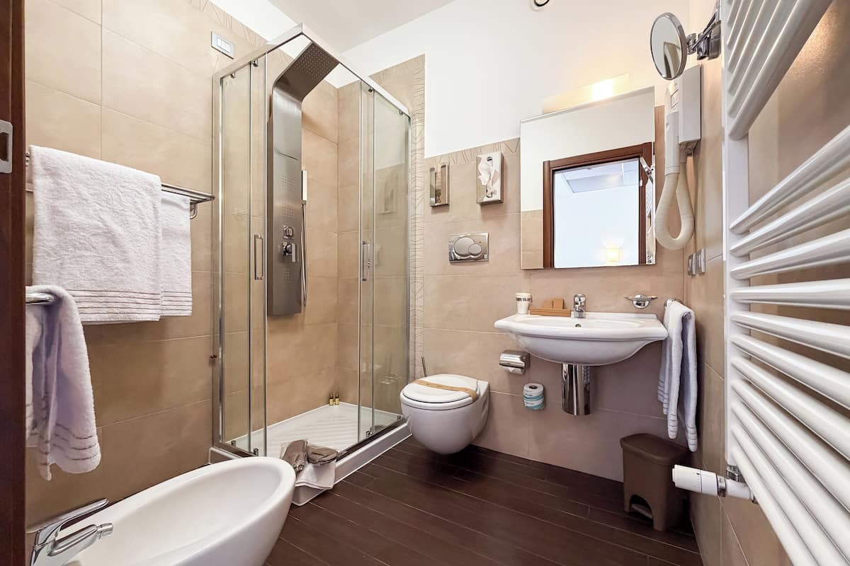 Baignoire Ă jets, douche hydromassante, sĂšche-cheveux, bidet