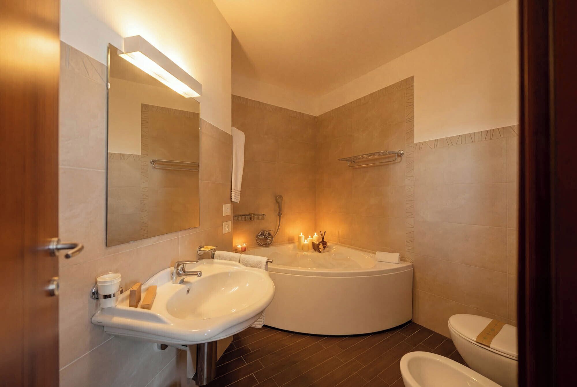 Un bany modern amb una banyera independent, un lavabo i un vàter.
