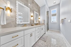 Shower, hair dryer, towels - Bay Views, 3 King Suites & Ultimate Kids Retreat @CinnamonShore (Port Aransas)