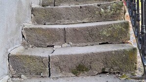 Eine Treppe aus Stein, die zu einem Gebäude führt.