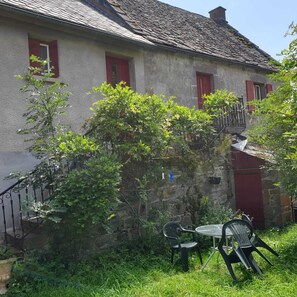 Outdoor dining - Gite des Montagnes In the middle of the Auvergne volcano park. Newly renovated cottage (Saint-Victor-la-Rivière)