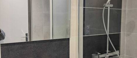 Douche, serviettes fournies, savon, papier toilette