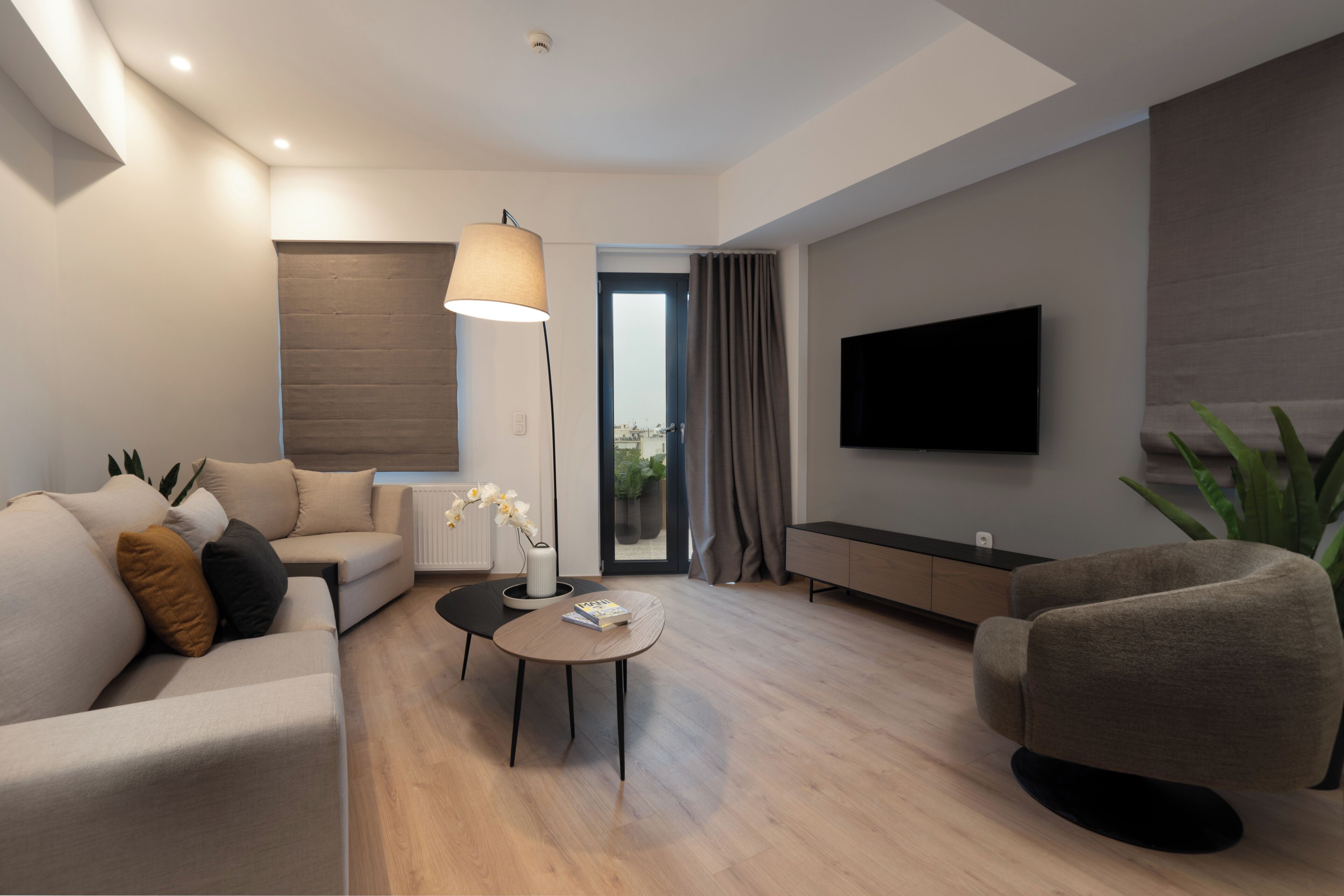 Apartamento superluxo | Área de estar | TV de tela plana 40 polegadas com canais digitais