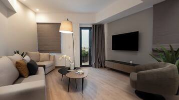 Apartamento superluxo | Área de estar | TV de tela plana 40 polegadas com canais digitais