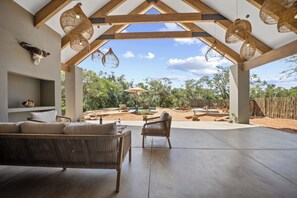 Luxe villa | Buiten dineren