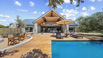 Piscina externa, guarda-sóis, espreguiçadeiras