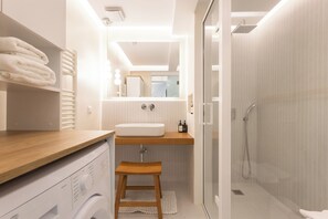 Shower, hair dryer, bidet, towels - White Embrace | Naxos Town Apartment (Naxos)