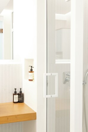 Dusche, Haartrockner, Bidet, Handtücher
