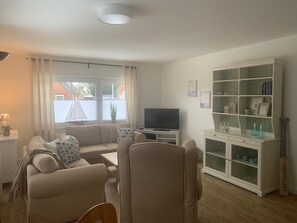 Living area - Apartment “Dorsch” with Shared Garden and Wi-Fi (Maasholm)