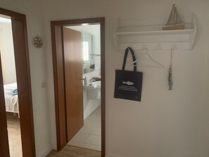 Douche, séchoir à cheveux, serviettes fournies