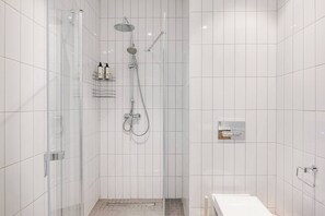 Hårføner, håndklær, såpe og toalettpapir