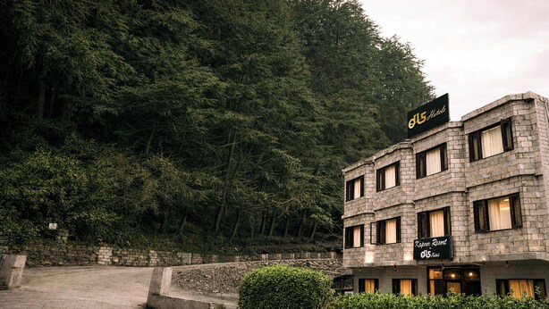 Ein Steinhaus mit einem Schild, auf dem 'Kangwon Resort' steht.