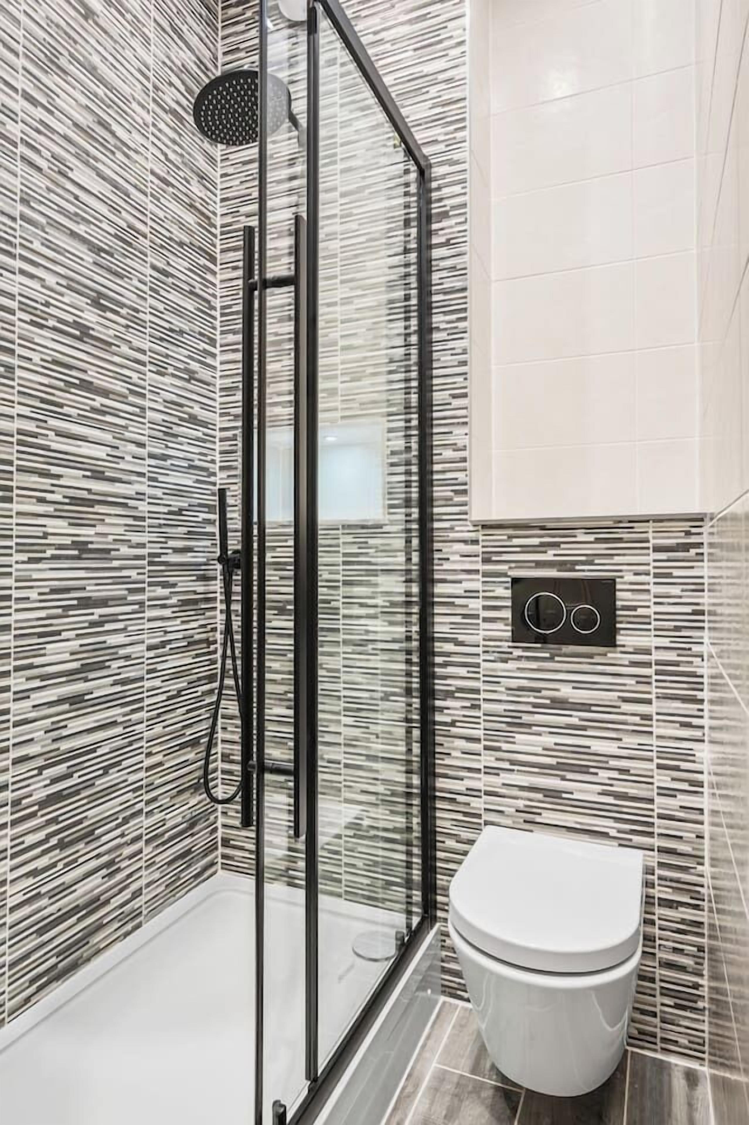 Een douche, een haardroger, handdoeken