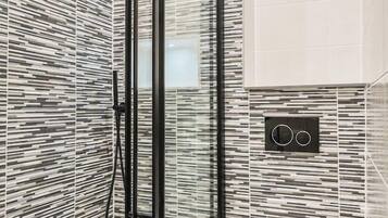 Een douche, een haardroger, handdoeken